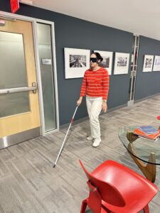 A Stradista experiences blindness in studio